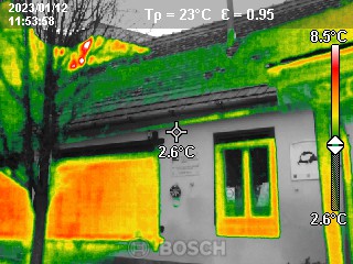 Hiányzó födémszigetelés bizonyítéka, a födém hősugárzása a tetőre látható.