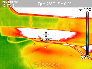 Elektromos sütő hőveszteségei a rossz ajtótömítés miatt.